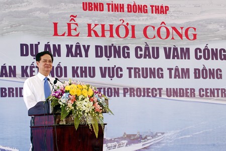 Премьер-министр СРВ принял участие в церемонии начала строительства моста «Вамконг» - ảnh 1